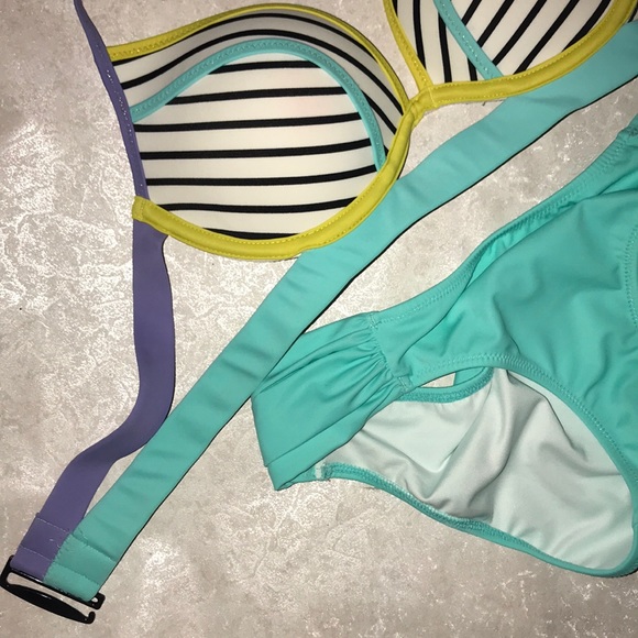 - 32B/XS SALE 🎉NWT VS PADDED HALTER BIKINI S… - Picture 11 of 11